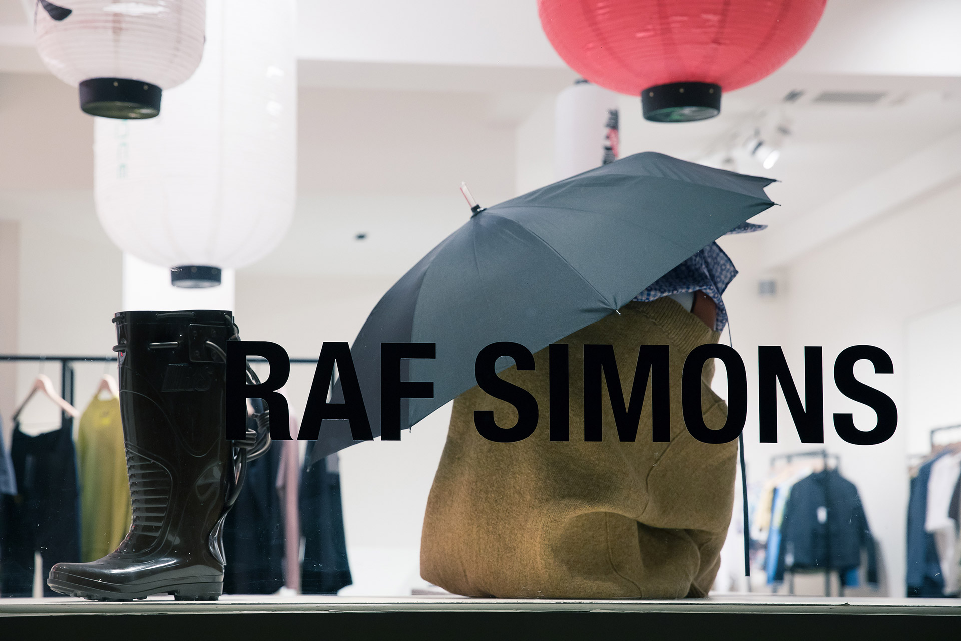 VOLONTIERS RAF SIMONS THE BROKEN ARM